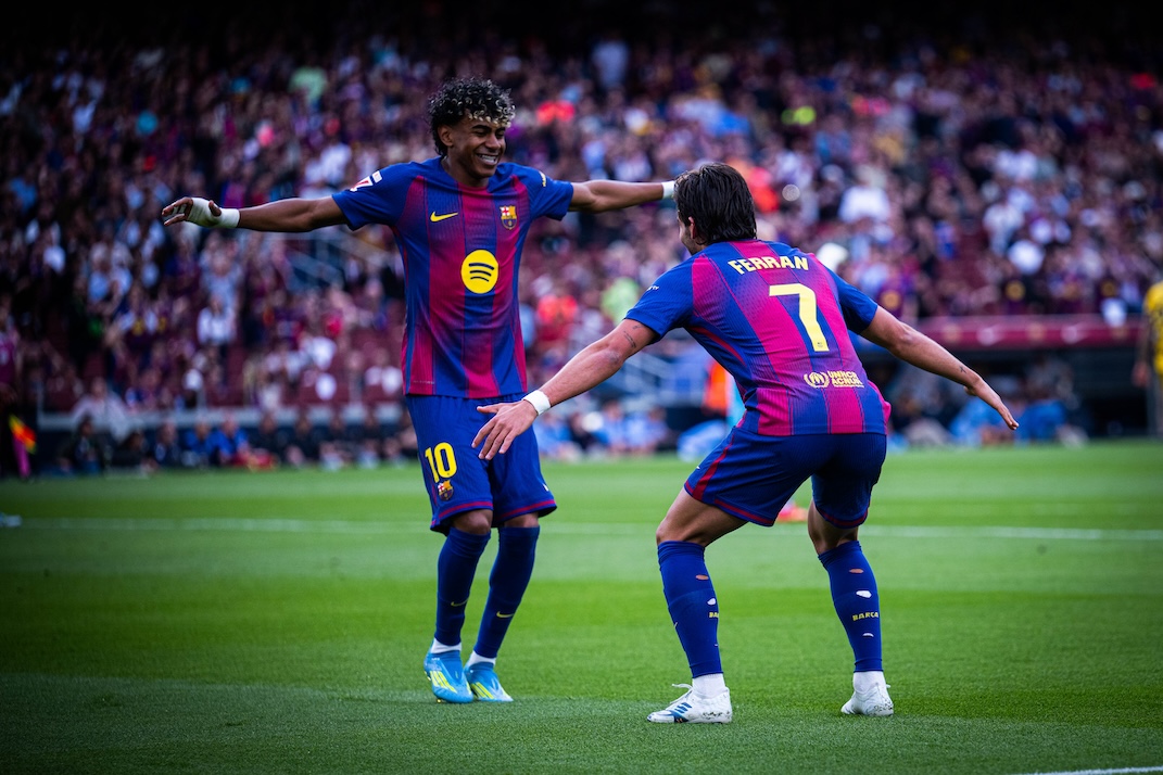 Lamine Yamal e Ferran Torres comemoram juntos um gol contra o Espanyol, no Spotify Camp Nou, pela LaLiga. / @FCBarcelona_br