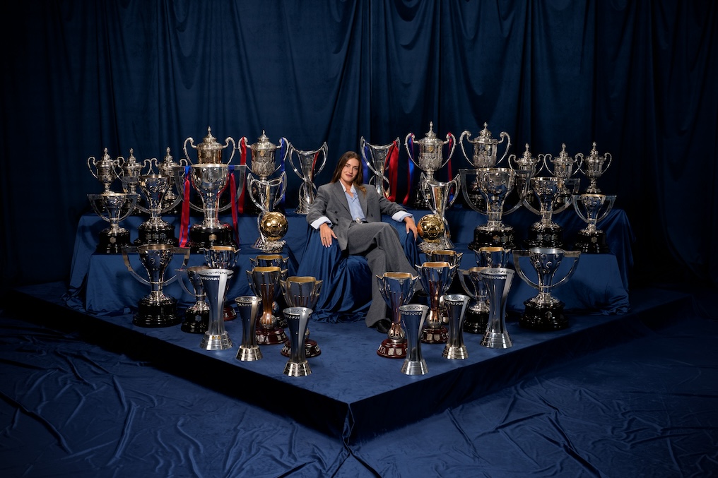 Alexia, com os 38 troféus conquistados pelo Barça. / @FCBarcelona_br