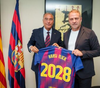 Hansi Flick com o vice-presidente do Barça, Rafa Yuste, durante o ato da renovação do seu contrato. / @FCBarcelona_br
