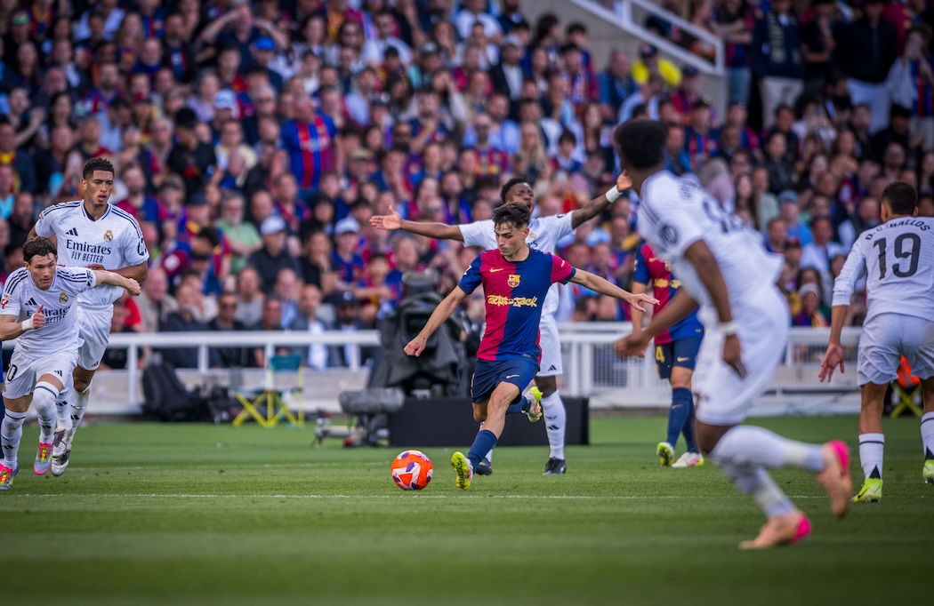 Pedri, na vitória do Barça por 4 a 3 no clássico da temporada passada, no Estádio Olímpico de Montjuic. / @FCBarcelona_br