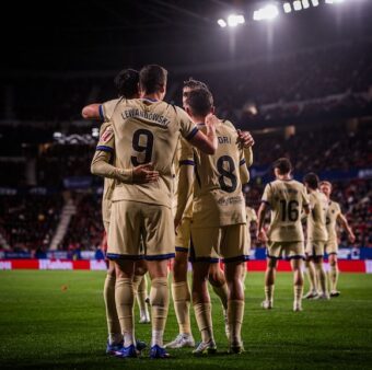 A vitória em Pamplona deixou o Barça a um passo do bicampeonato da LaLiga. / @FCBarcelona_br