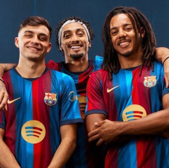 Pedri, Raphinha e Kounde, com a nova camisa oficial do Barça. / @FCBarcelona_br