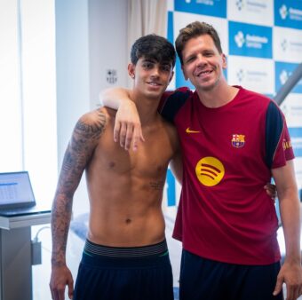 Marc Bernal e o goleiro Szczesny, de volta ao trabalho no Barça. / @FCBarcelona_br