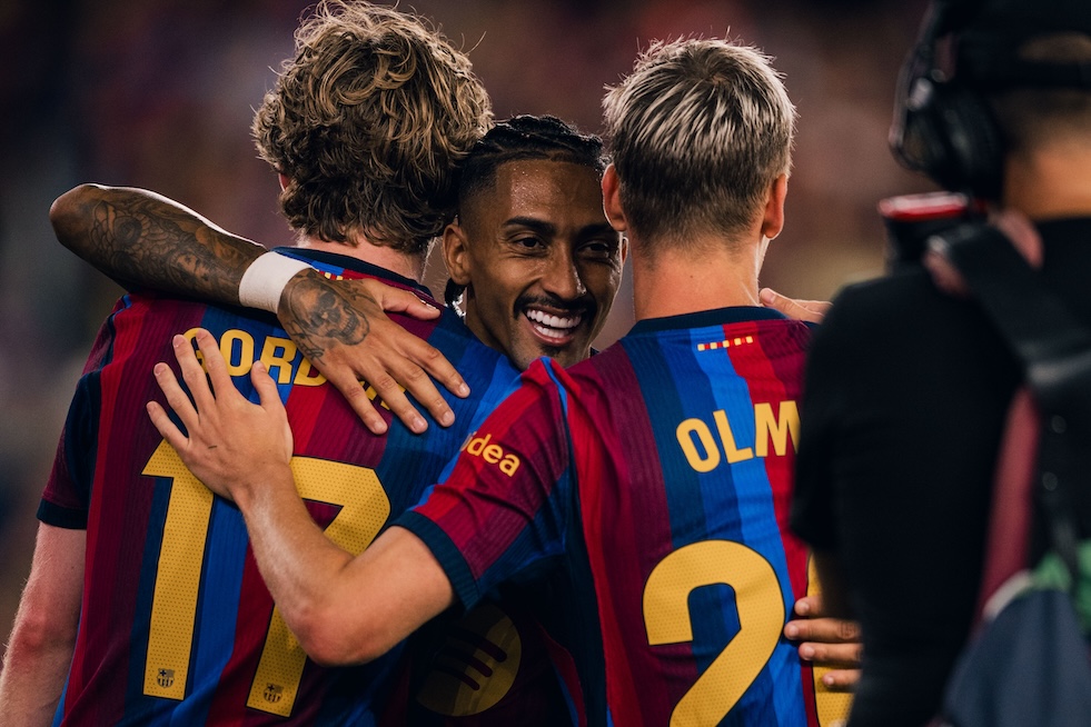 Raphinha, pletórico, comemora com Gordon e Olmo um dos golaços marcados contra o Rayo. / @FCBarcelona_br