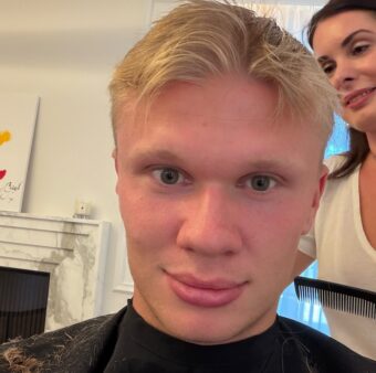 O novo corte de cabelo de Erling Haaland. / @Erling