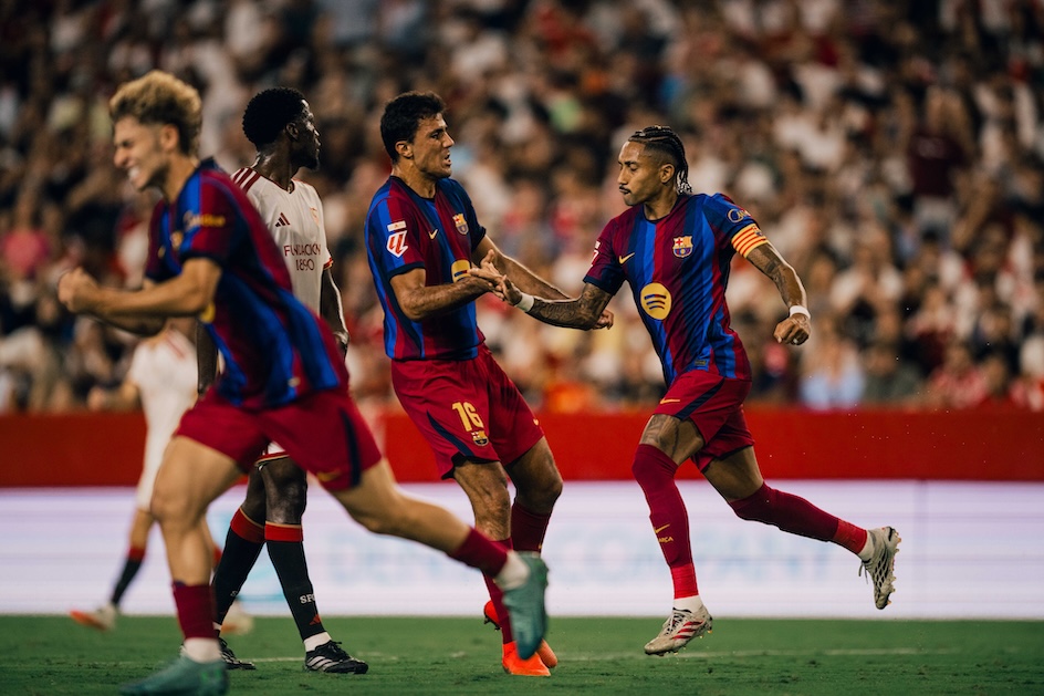 Raphinha marcou contra o Sevilla o seu segundo hat-trick consecutivo na LaLiga. / @FCBarcelona_br