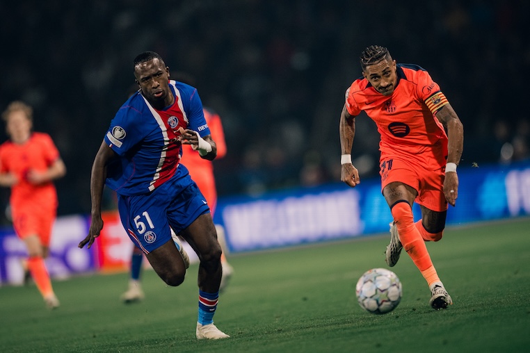 O PSG goleou o Barça em Paris e acabou com a invencibilidade do clube catalão.