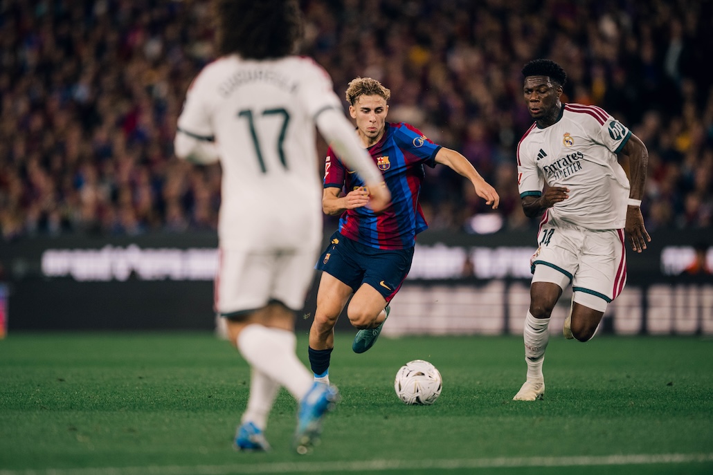 Fermín contra dois rivais, durante um momento do ElClásico. / @FCBarcelona_br
